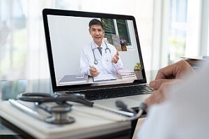 Arzt bei Videokonferenz